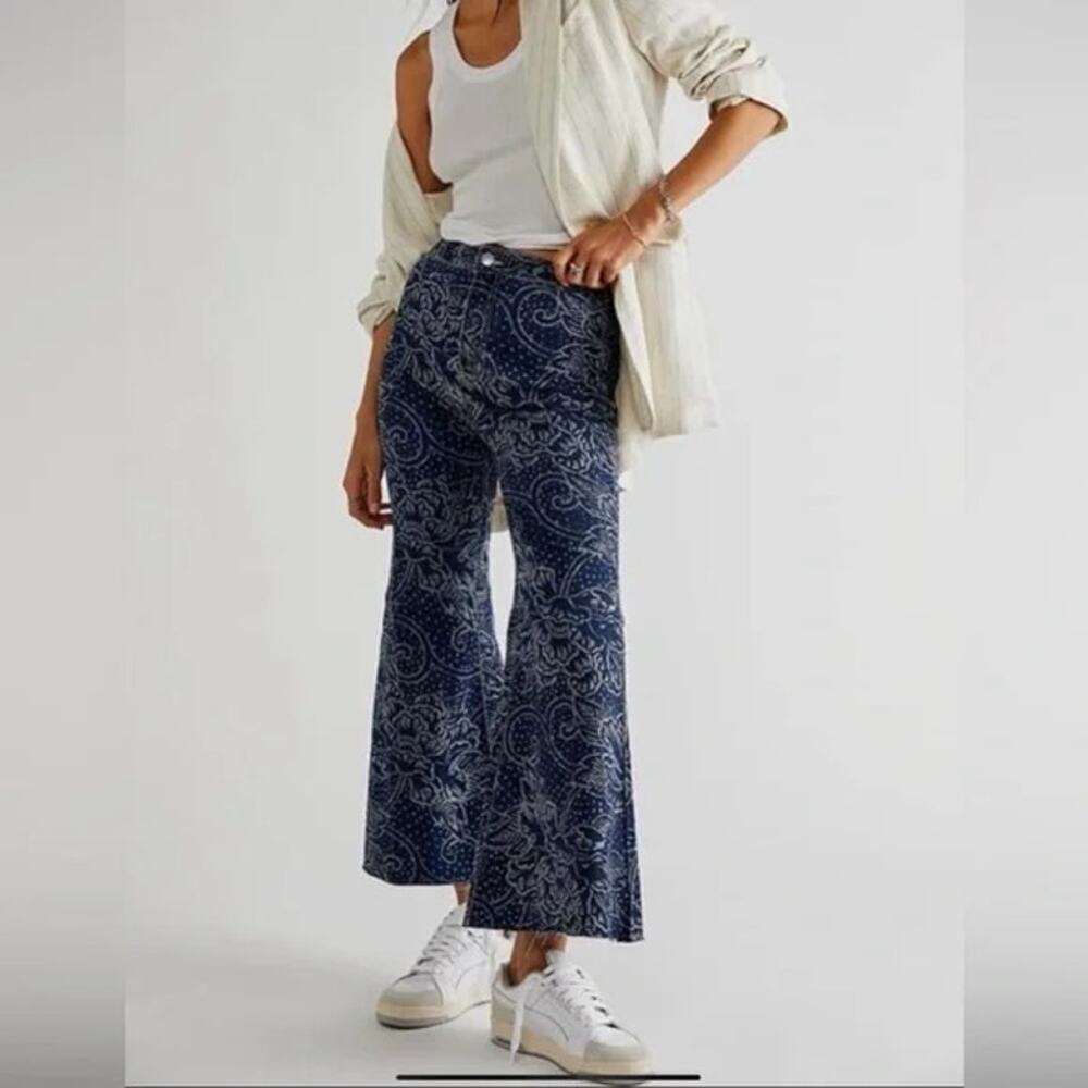 We the Free Blue YOUTHQUAKE flare raw hem indigo high rise cropped pants size 24